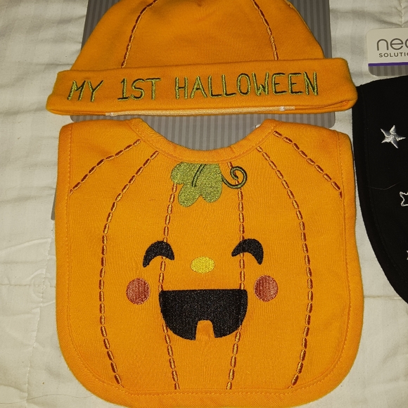 Halloween Bibs & Beanie - Picture 2 of 3